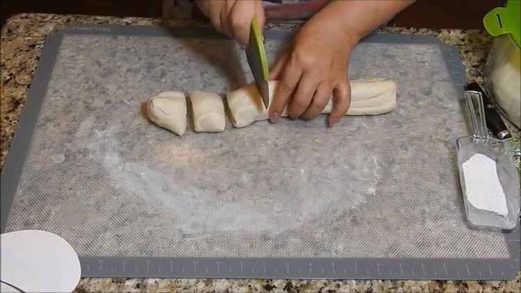 Upang makagawa ng mga patty ng karne sa oven, gupitin ang kuwarta