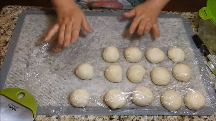 Upang ihanda ang mga patty ng karne sa oven, ilagay ang kuwarta sa ilalim ng isang pelikula