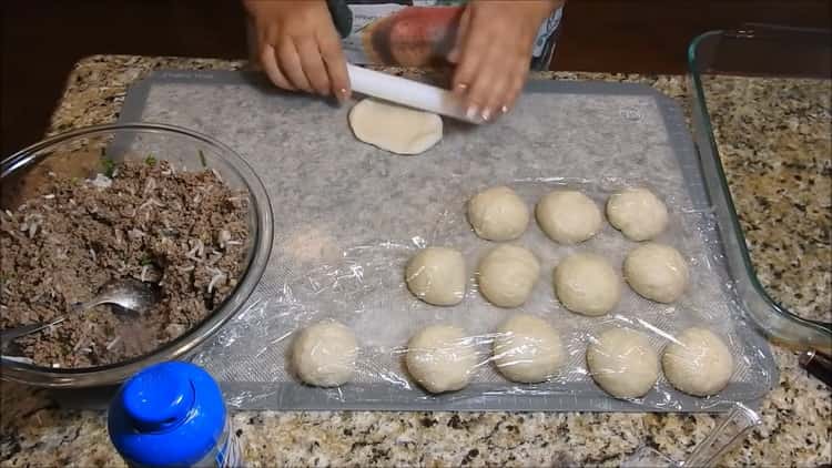 Pagulungin ang masa upang makagawa ng mga patty ng karne sa oven