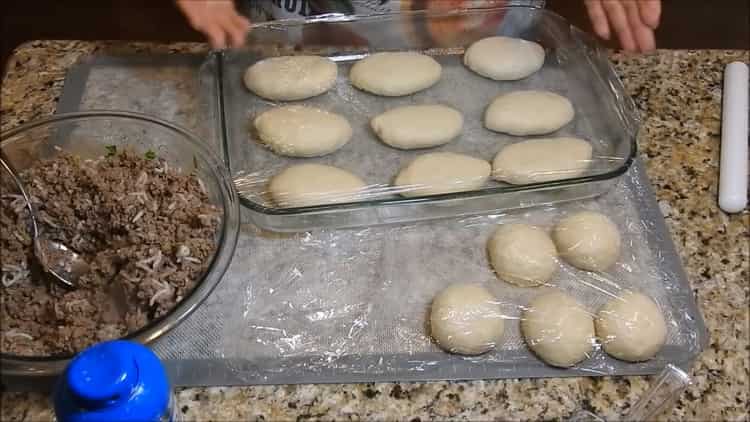 Upang magluto ng mga pie ng karne sa oven, pasanin ang oven