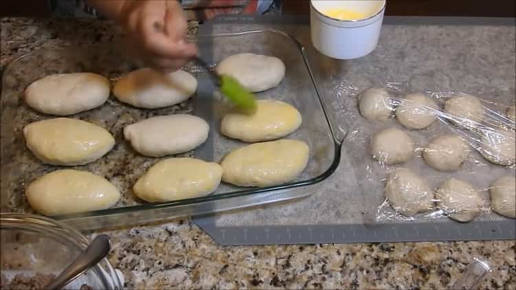 Upang makagawa ng mga patty ng karne sa oven, grasa ang mga patty na may isang itlog