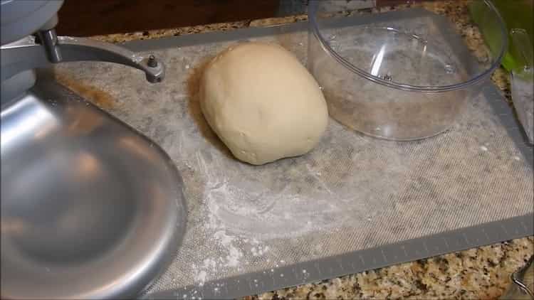 Upang makagawa ng mga patty ng karne sa oven, ihanda ang kuwarta