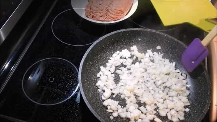 Upang makagawa ng mga patty ng karne sa oven, ipasa ang mga sibuyas