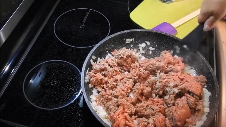 Upang makagawa ng mga patty ng karne sa oven magdagdag ng tinadtad na karne sa sibuyas