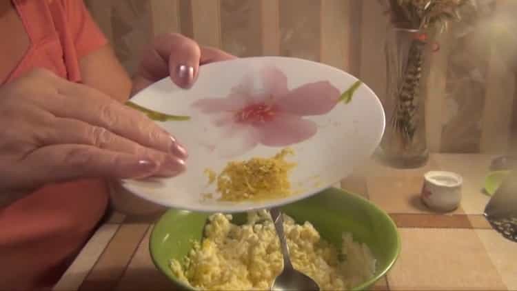 Upang makagawa ng mga cake na may cottage cheese, ihanda ang pagpuno