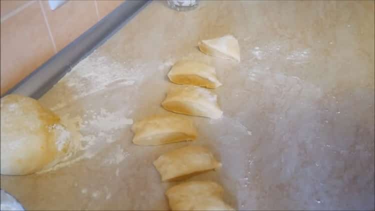 Upang makagawa ng mga pie ng apple sa oven, gupitin ang kuwarta