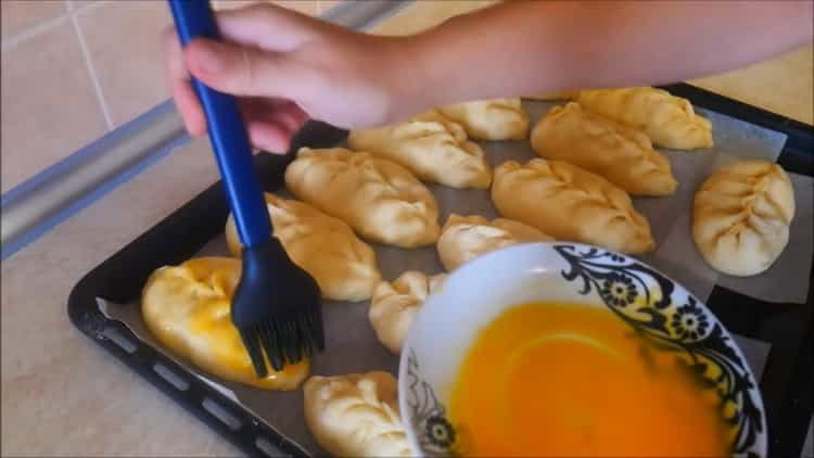 Upang makagawa ng mga pie na may mansanas sa oven, grasa ang kuwarta na may mga itlog