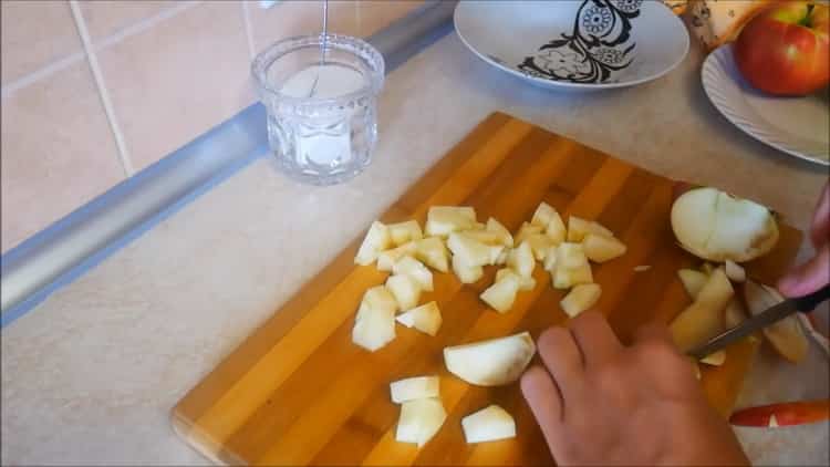 Upang makagawa ng mga pie apple sa oven, gupitin ang mga mansanas