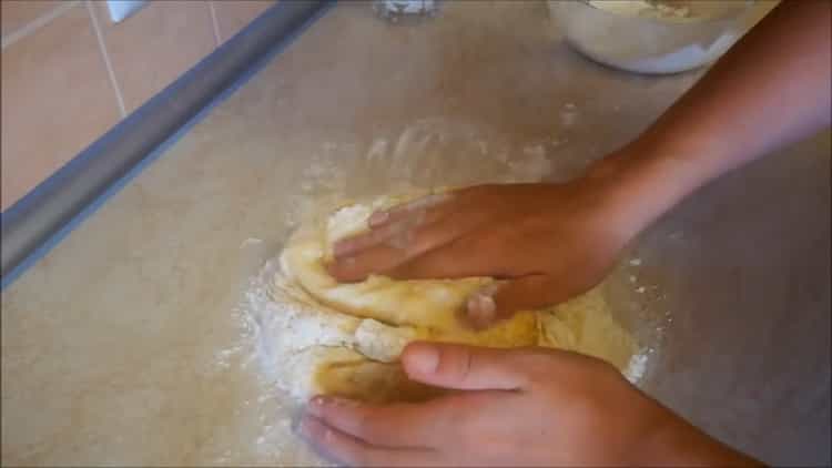 Upang makagawa ng mga pie apple sa oven, masahin ang kuwarta