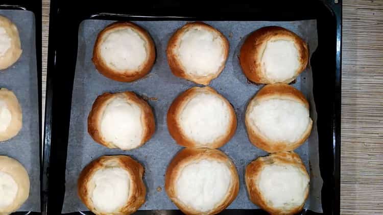 Painitin ang mga buns sa oven