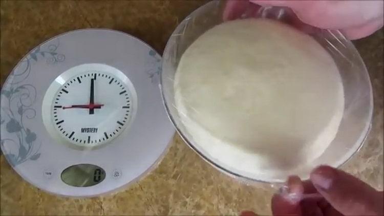 Ayon sa recipe, upang magluto ng puting tinapay sa oven, hayaang tumayo ang kuwarta