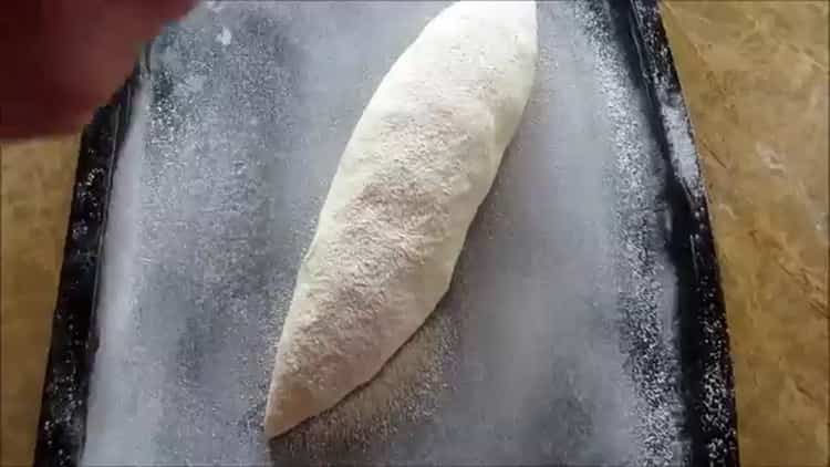 Ayon sa recipe, upang magluto ng puting tinapay sa oven, pasanin ang oven