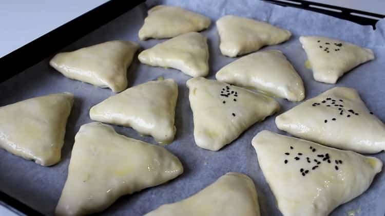 Samsa mula sa puff pastry na may hakbang-hakbang na manok na recipe gamit ang larawan