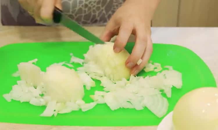 Upang makagawa ng samsa, i-chop ang sibuyas