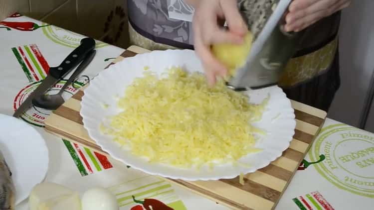 Upang ihanda ang herring sa ilalim ng isang coat coat, ihanda ang mga sangkap