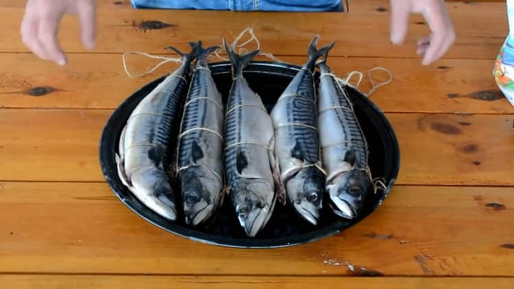 Ihanda ang mga sangkap para sa pinausukang mackerel