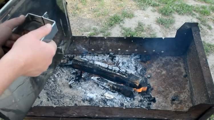 Para sa pagluluto ng mainit na pinausukang mackerel, grill