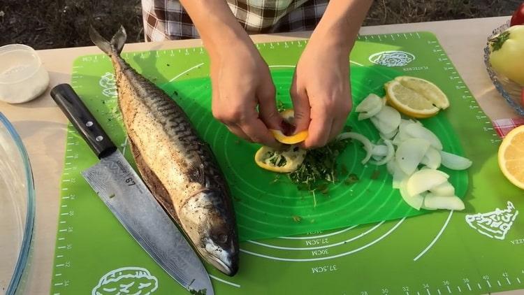 Para sa pagluluto ng mackerel sa grill. ihanda ang mga sangkap