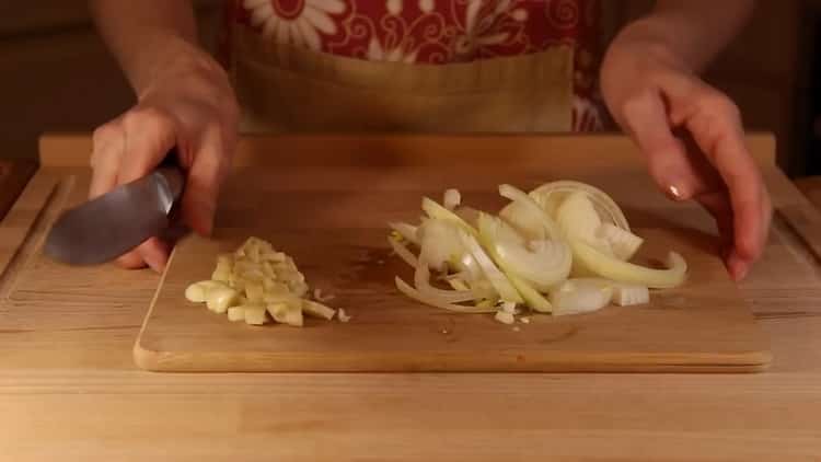 Upang maghanda ng spaghetti creamy sauce, ihanda ang mga sangkap