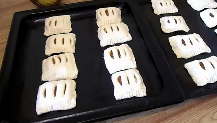 Upang maghanda ng puff pastry, maghanda ng isang baking sheet