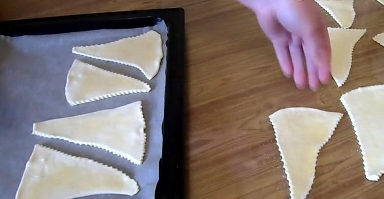 Upang ihanda ang puff pastry puff, ilagay ang mga blangko sa isang baking sheet