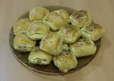 Puff na may cottage cheese mula sa isang handa na puff pastry ayon sa isang step-by-step na recipe na may isang larawan