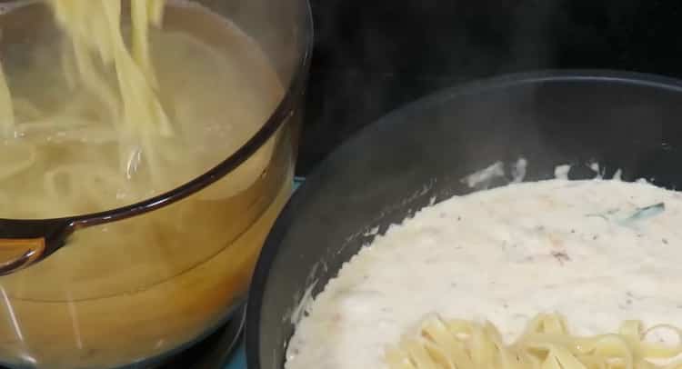 Upang makagawa ng hipon spaghetti, ihalo ang mga sangkap.