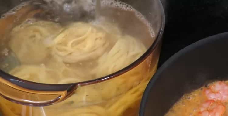 Upang makagawa ng spaghetti na may hipon, maglagay ng tubig