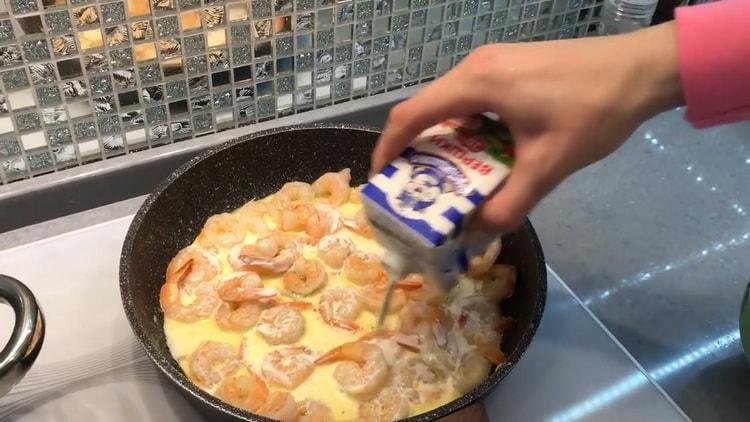 Upang makagawa ng hipon spaghetti sa isang creamy sauce, magdagdag ng cream