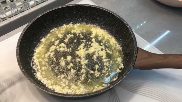 Upang lutuin ang spaghetti na may hipon sa isang creamy sauce, i-chop ang bawang