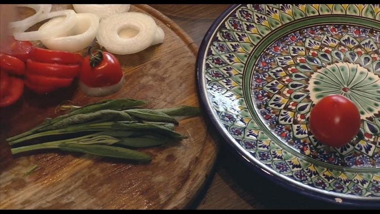 Upang magluto ng steak na isda sa oven, ihanda ang mga gulay