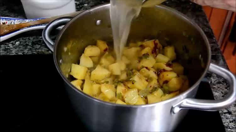 Upang makagawa ng sopas ng mackerel, magdagdag ng tubig