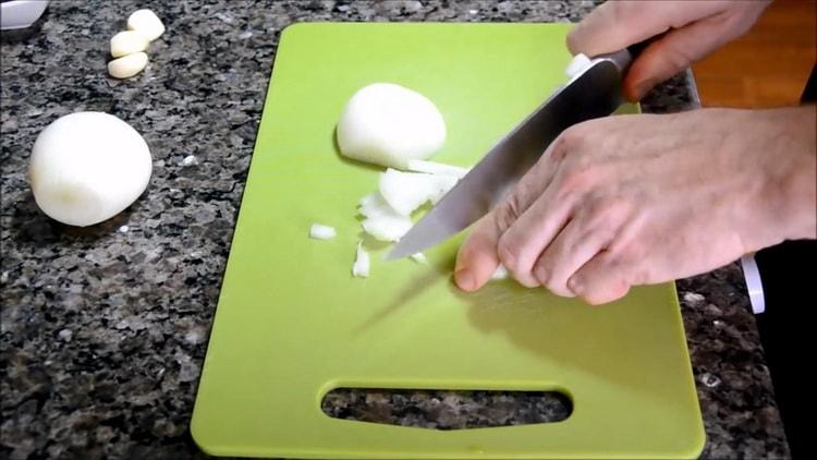 Upang makagawa ng sopas ng mackerel, i-chop ang sibuyas