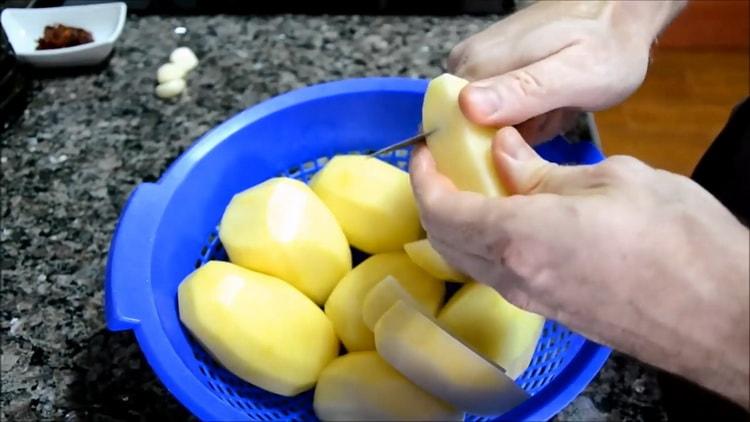 Upang makagawa ng sopas ng mackerel, gupitin ang mga patatas