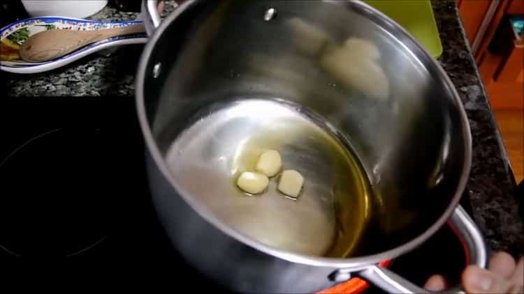 Upang makagawa ng sopas ng mackerel, magprito ng bawang