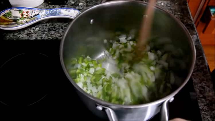 Magprito ng mga gulay upang makagawa ng sopas na mackerel