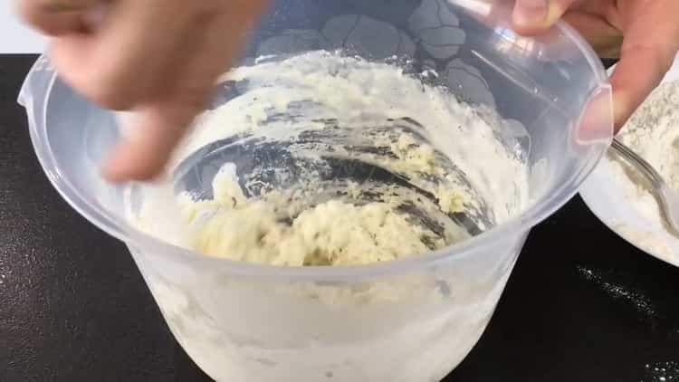 Upang makagawa ng mga cake ng keso, masahin ang kuwarta