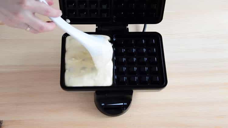 Upang makagawa ng mga waffles, ihanda ang pamamaraan