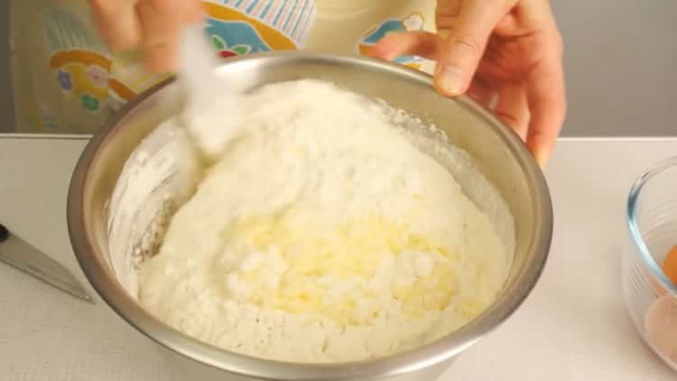 Pag-ayos ng harina upang makagawa ng curd cake sa oven