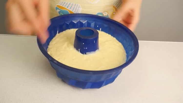 Upang makagawa ng isang curd cake sa oven, maghanda ng isang magkaroon ng amag