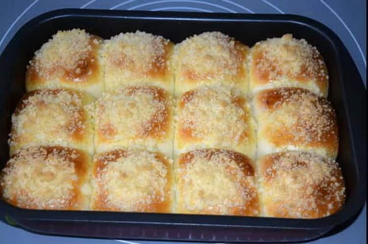 Lutuin ang kuwarta at maghurno ng mga masarap na buns sa oven