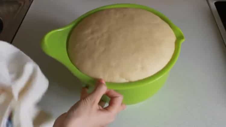 Upang makagawa ng isang kuwarta para sa mga dry yeast buns, hayaan ang kuwarta