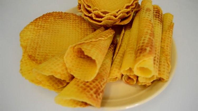 Dough para sa crispy waffle roll - simple at masarap