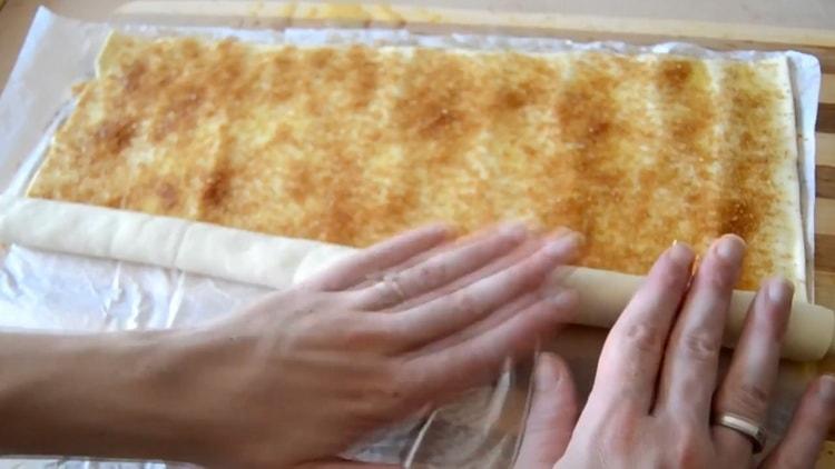 Upang makagawa ng puff pastry na tainga, paikutin ang roll