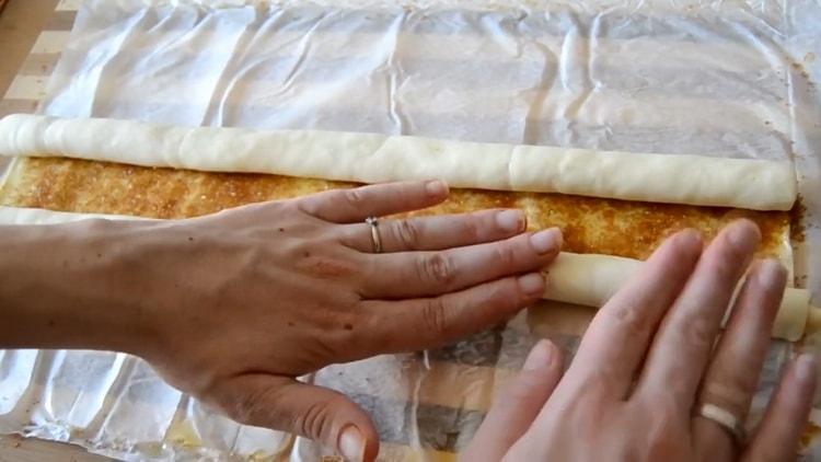 Upang makagawa ng puff pastry na tainga, ihanda ang kuwarta