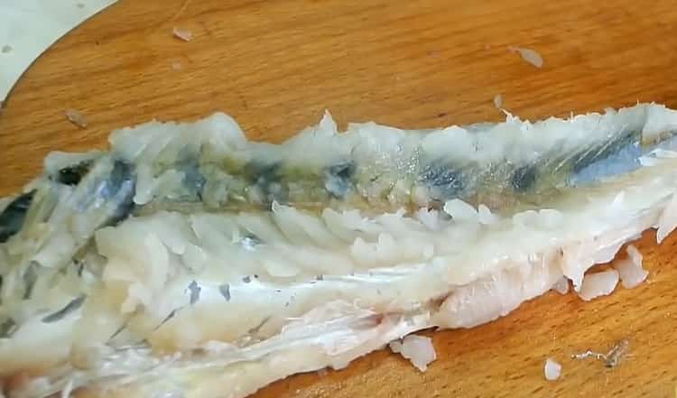 Upang magluto ng pinalamanan na zander, kunin ang karne