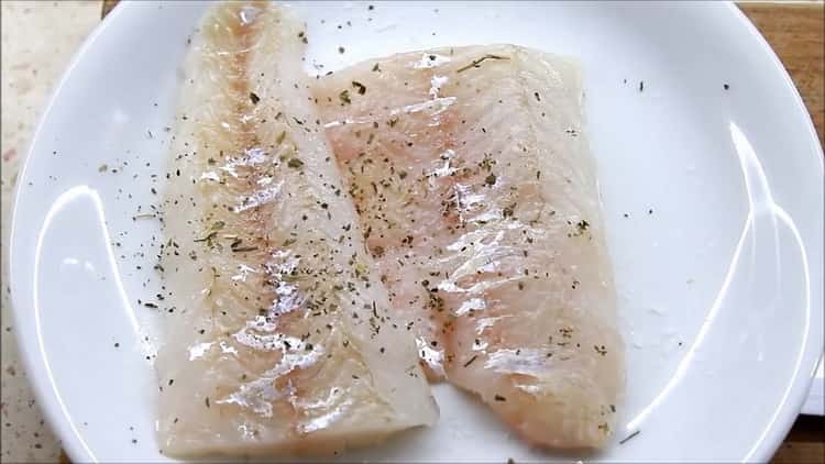 Upang magluto ng pike perch fillet sa oven, iwisik ang mga isda ng pampalasa