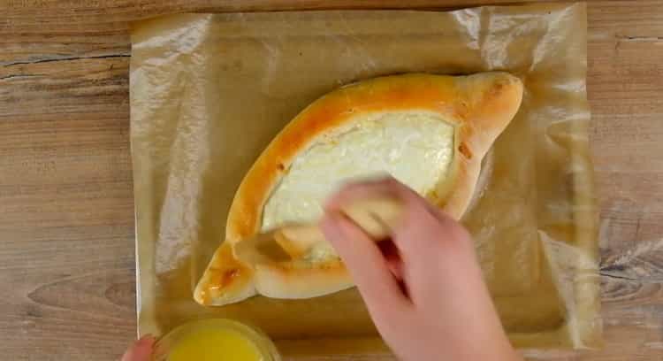 Upang maghanda ng isang bangka ng khachapuri, pasanin ang oven