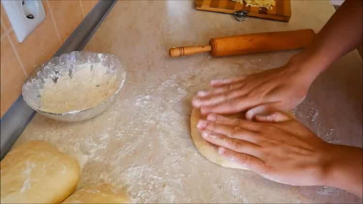 Upang makagawa ng khachapuri sa Georgian roll ang kuwarta