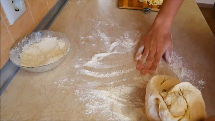 Upang makagawa ng khachapuri sa Georgian masahin ang kuwarta